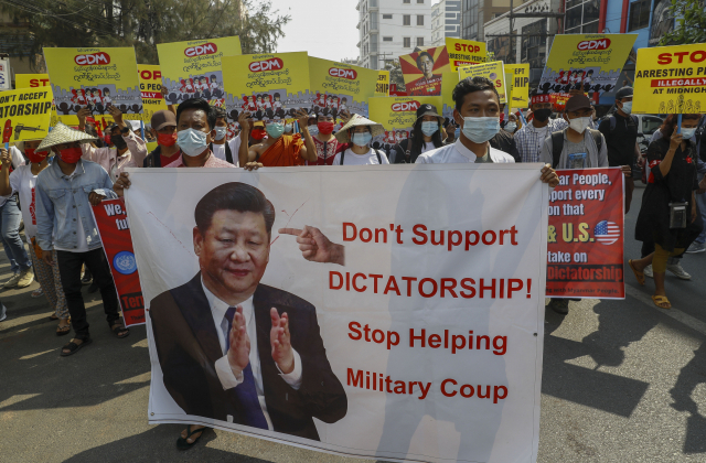 지난 2월 17일 중국의 쿠테타 세력 지원을 비난하는 미얀마 시위대가 만달레이에서 시진핑의 사진을 들고 행진하고 있다. /AP연합뉴스