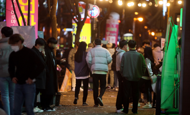 지난달 15일 오후 10시께 전북 전주시 완산구 효자동에서 시민들이 술집 앞을 지나고 있다./연합뉴스