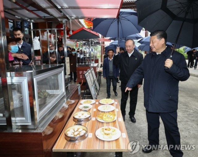 시진핑 중국 국가주식이 23일 푸젠성에서 시찰을 하고 있다./신화연합뉴스