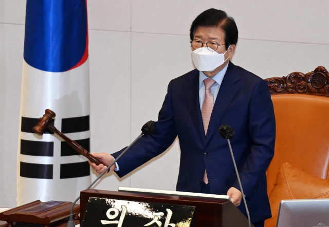 박병석 국회의장이 전날(24일) 국회에서 열린 본회의에서 의사봉을 두드리고 있다. /권욱 기자