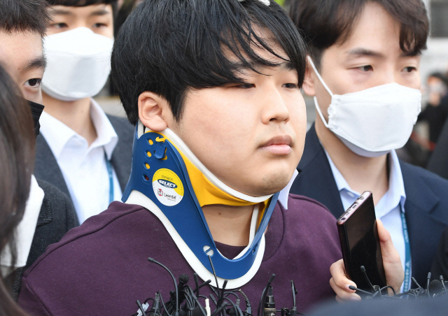 ‘박사방’ 운영자 조주빈(26)이 지난해 3월 25일 서울 종로경찰서에서 검찰로 송치되고 있다./오승현기자