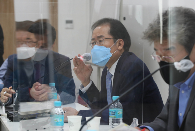 홍준표 무소속 의원이 지난 18일 오후 서울 마포구 현대빌딩에서 열린 '더 좋은 세상으로(마포포럼)' 세미나에 참석해 인사말을 하고 있다. /연합뉴스