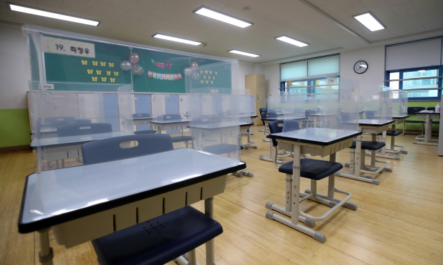 서울 영등포구의 한 초등학교 교실 책상에 가림막이 설치된 모습./오승현 기자