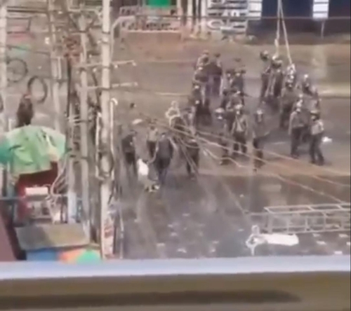 양곤 북오칼라파에서 군경이 시신을 어딘가로 끌고 가는 모습이 시민들이 촬영한 영상에 담겼다. /SNS 동영상 캡처