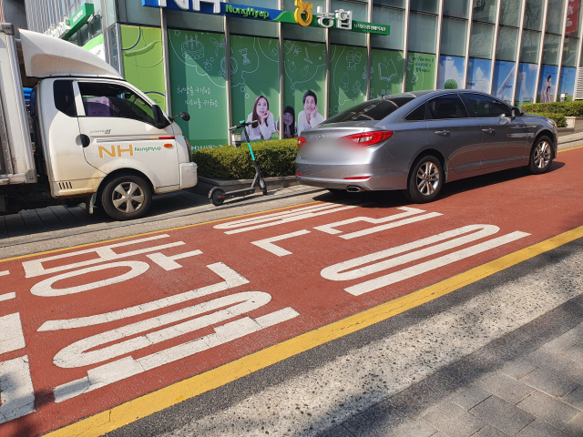 24일 오후 서울 서초구의 한 어린이보호구역 내에 차량 한 대가 불법 주차돼있다. /김태영기자