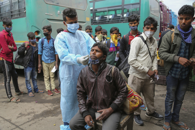 인도에서 신종 코로나바이러스 감염증(코로나19) ‘이중 변이’가 확인됐다고 로이터통신, BBC방송 등이 24일(현지시간) 보도했다. /AP연합뉴스