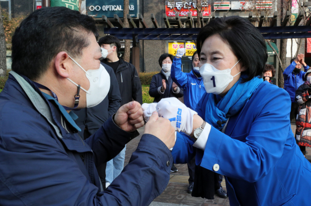 4.7 재·보궐선거 공식 선거운동 첫날인 25일 오전 더불어민주당 박영선 서울시장 후보가 서울 구로구 신도림역에서 지지자들과 인사하고 있다. /연합뉴스