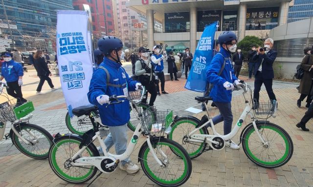 25일 박영선 더불어민주당 서울시장 후보 출정식에 참가한 ‘자전거 유세단’의 모습 / 주재현 기자
