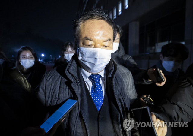 정한중 한국외대 법학전문대학원(로스쿨) 교수가 작년 12월 10일 열린 당시 윤석열 검찰총장에 대한 검사징계위원회 종료 후 정부과천청사 법무부를 나서고 있다. / 연합뉴스