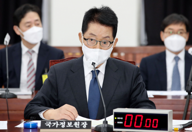 박지원 국가정보원장이 15일 오후 서울 여의도 국회에서 열린 정보위원회 전체회의에 출석, 개의를 기다리고 있다. /권욱 기자