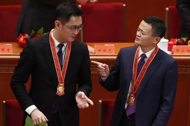 중국 텐센트의 창업자이자 CEO 마화텅(왼쪽)과 알리바바 창업자인 마윈 전 회장이 지난 2018년 12월 중국 개혁 개방 40주년 기념 행사에서 유공자 표창을 받은 뒤 대화를 나누고 있다. /EPA=연합뉴스
