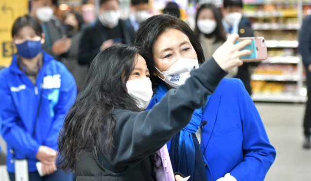4.7재보궐선거 공식 선거운동 첫 날인 25일 박영선 더불어민주당 서울시장 후보가 서울 구로구 신도림역에서 출근인사를 하는 도중 한 지지자와 사진을 찍고 있다./권욱 기자