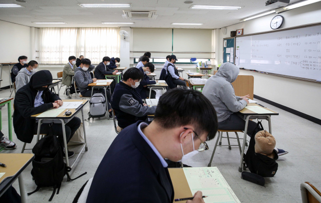 올해 첫 고3 전국연합학력평가가 실시된 25일 서울 종로구 경복고에서 수험생들이 시험을 보고 있다./성형주 기자