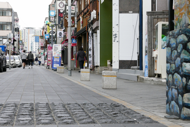 25일 오후 울산시 남구 무거동 울산대학교 앞 번화가인 바보사거리가 인적이 뜸한 채 한산하다. /울산=장지승 기자