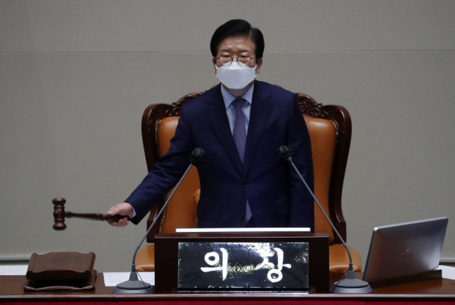 박병석 국회의장이 25일 서울 여의도 국회에서 열린 본회의에서 의사봉을 두드리고 있다. /권욱 기자