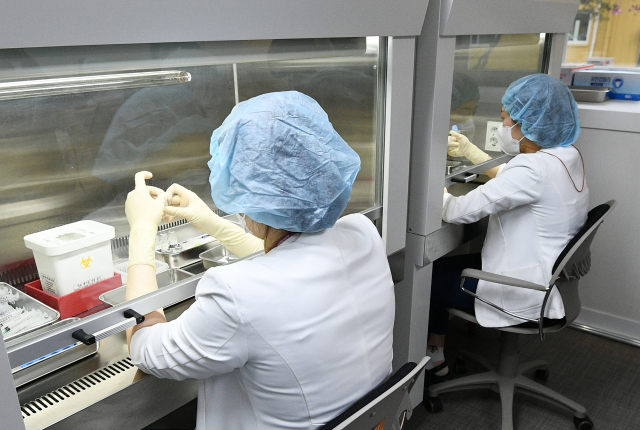 '한국 등 백신 접종 느린 亞 국가들, 美·유럽보다 장기적 경제 타격 겪을 수도'