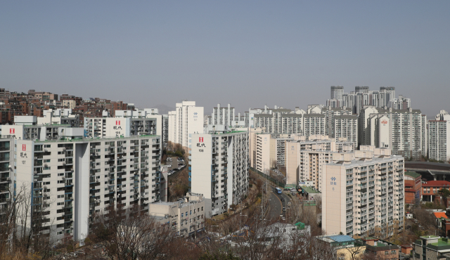 지난 16일 서울 응봉산에서 바라본 시내 아파트 단지 모습/연합뉴스