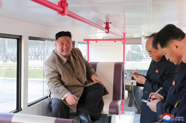 북한 김정은 국무위원장이 25일 단거리 탄도미사일인 '신형전술유도탄' 시험 발사 참관 대신 평양시민을 위한 여객버스 시제품을 둘러봤다./연합뉴스