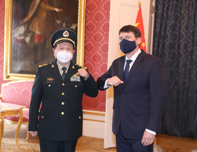 중국 웨이펑허 국방부장이 24일(현지시간) 아데르 헝가리 대통령을 만나 팔꿈치 인사하고 있다. /신화연합뉴스