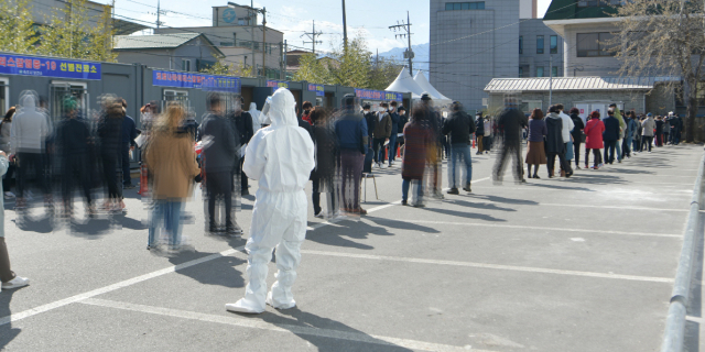 코로나19 신규확진자 400명대…정부 '거리두기 2주 연장' (종합)