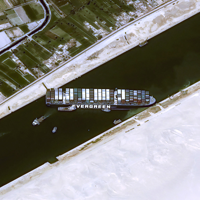 파나마 선적의 길이 400m짜리 초대형 컨테이너선 ‘에버기븐’호가 25일(현지 시간) 수에즈 운하의 통행을 사흘째 가로막고 있는 모습을 촬영했다./사진=프랑스우주청(CNES)의 위성사진.