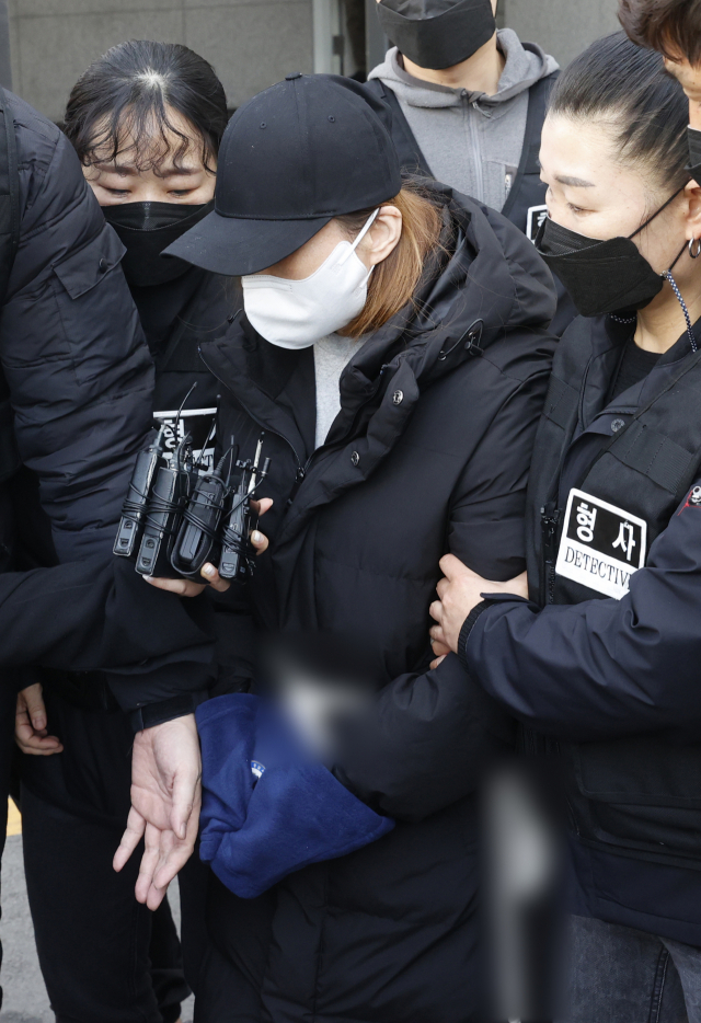 지난 17일 오후 경북 구미경찰서에서 3세 여아 사망 사건의 친모인 석 모 씨가 호송 차량으로 이동하고 있다./연합뉴스