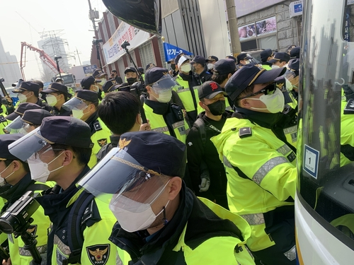 경찰, 서울 은평구 재개발 현장 점거한 한국노총 조합원 29명 연행