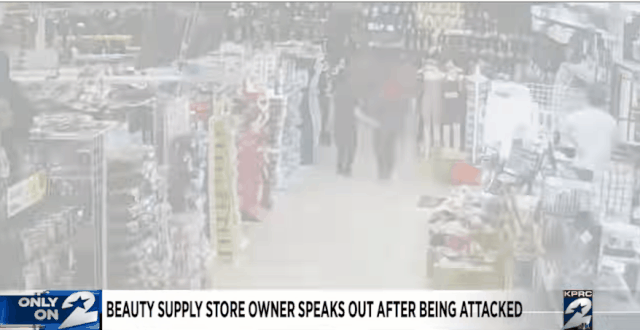 지난 17일 미국 텍사스주 휴스턴의 한 미용용품점에서 한인 여성이 자신이 운영하는 가게에서 흑인여성으로 무차별 폭행을 당하고 있다. 이 폭행으로 한인여성은 코뼈가 골절된 것으로 알려졌다. /출처=KRPC Click2Houston 유튜브