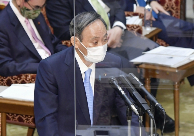 스가 요시히데 일본 총리가 26일 오전 일본 참의원 예산위원회에서 질의에 답변하고 있다./교도연합뉴스