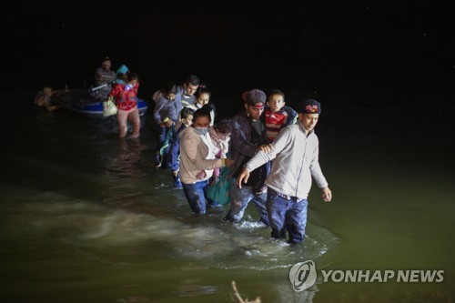 미국 국경의 강을 건너고 있는 밀입국자들 /AP=연합뉴스