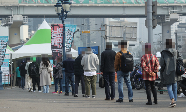 서울역 광장 중구 임시선별검사소에서 시민들이 신종 코로나바이러스 감염증(코로나19) 검사를 위해 차례를 기다리고 있다. /연합뉴스