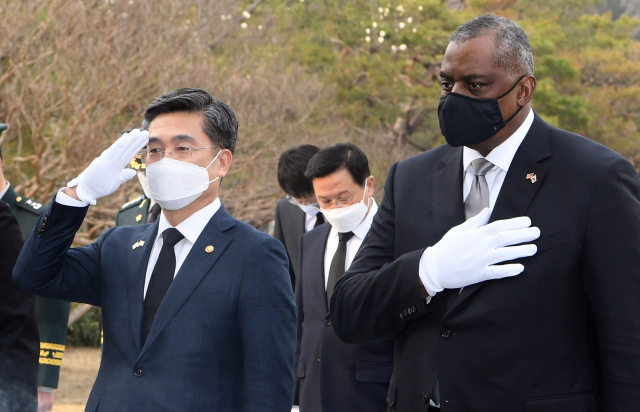 서욱(왼쪽) 국방부 장관이 지난 18일 방한 중이던 로이드 오스틴 미국 국방부 장관과 서울 동작구 국립서울현충원을 찾아 현충탑에서 참배하고 있다. 두 장관은 앞선 17일 한미국방장관회담에서 철통 같은 동맹관계와 한국에 대한 안보공약을 재확인했다. /연합뉴스