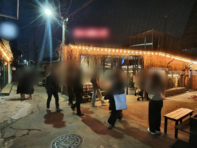 시민들이 서울 영등포구 문래동의 한 술집 앞을 지나고 있다. /김동현 기자