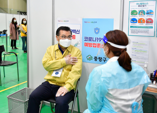 지난달 25일 중랑구 예방접종센터 내 접종실에서 백신 접종 모의훈련이 진행되고 있다. /연합뉴스