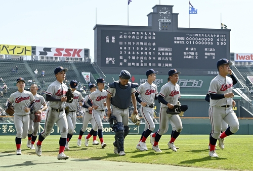 교토국제고 야구팀 선수들이 27일 열린 제93회 선발고교야구대회 16강전에서 도카이다이스가오고에 4대 5로 패한 뒤 한신고시엔구장에서 이동하고 있다./교도연합뉴스