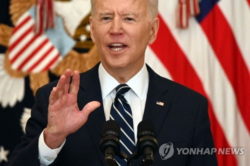 (워싱턴 AFP=연합뉴스) 조 바이든 미국 대통령이 25일(현지시간) 백악관 이스트룸에서 열린 취임 후 첫 공식 기자회견에서 기자들의 질문에 답하고 있다. 바이든 대통령은 이날 회견에서 북한의 탄도미사일 발사시험이 유엔 안전보장이사회 결의 위반이라면서 북한이 긴장을 고조시킬 경우 상응한 대응에 나서겠다고 강하게 경고했다. leekm@yna.co.kr