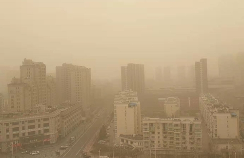 황사로 뒤덮인 중국 베이징의 하늘. /연합뉴스