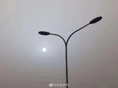온라인 매체 펑파이(澎湃)는 황사의 영향으로 베이징 하늘에 ‘푸른 태양’이 나타났다고 보도했다. /연합뉴스=펑파이 캡처.