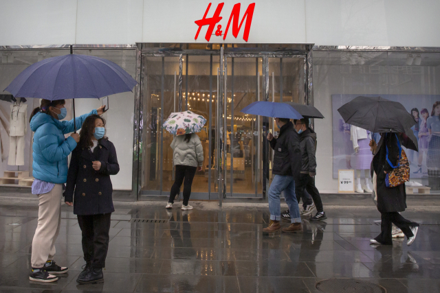 H&M과 나이키 등 일부 글로벌 패션 브랜드가 신장위구르 자치구의 강제 노동에 우려를 표하며 신장에서 생산한 면화를 사용하지 않겠다고 선언한 후 중국에서 이들 브랜드에 대한 불매 운동이 거세게 일고 있다. /AP연합뉴스