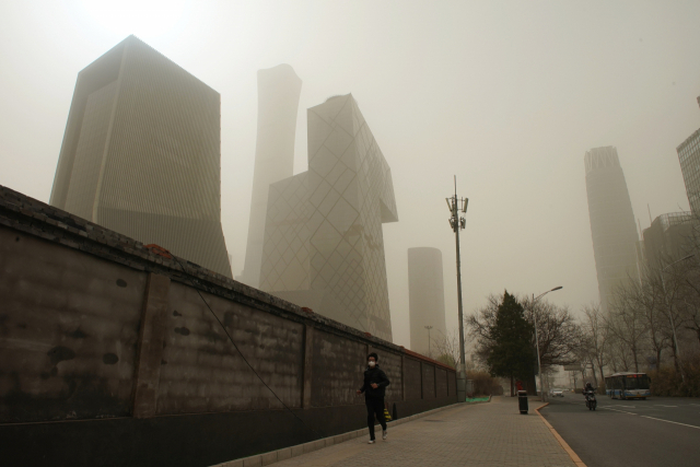 28일 중국 수도 베이징에서 한 남성이 황사로 뒤덮인 거리를 걸어가고 있다./베이징=연합뉴스