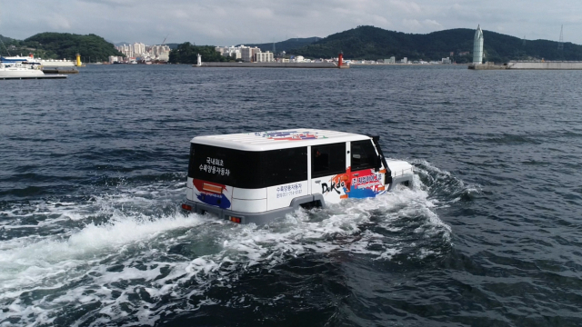 GMI그룹이 국산 기술로 제작한 수륙양용자동차가 부산 수영만 해상을 주행하고 있다./사진 제공=GMI그룹