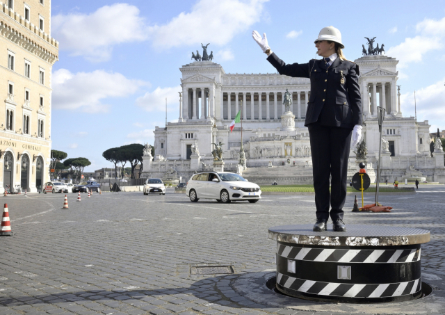 [사진] 로마에 첫 여성 교통경찰관