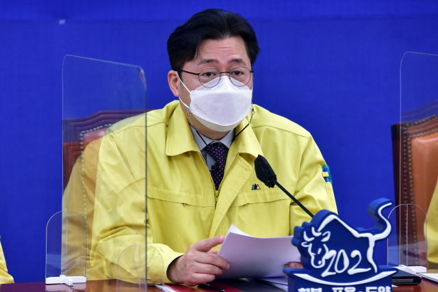 홍익표 더불어민주당 정책위의장이 지난 9일 국회에서 열린 원내대책회의에서 발언하고 있다. /권욱 기자