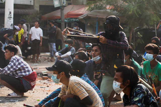 미얀마 최대 도시 양곤에서 28일(현지시간) 군부 쿠데타 규탄 시위대가 군경의 유혈 진압에 새총으로 맞서고 있다./로이터연합뉴스