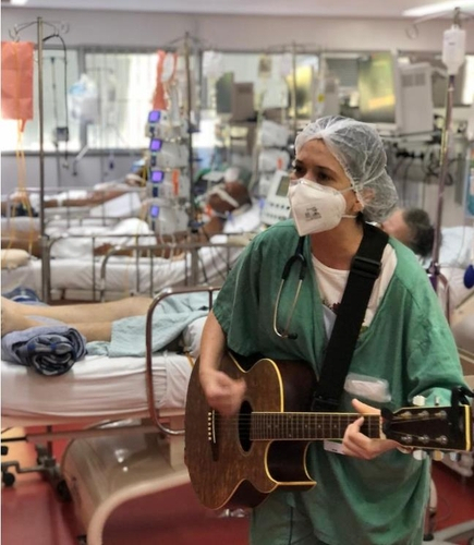 상파울루 시내 음보이 미림 병원에서 근무하는 여의사 브루나 팔루가 코로나19 환자들이 입원한 중환자실에서 기타를 치며 노래하는 동영상을 만들어 최근 SNS에 올렸다. /브루나 팔루 SNS 캡처