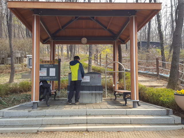 경기도내 먹는물공동시설중 하나인 안양간촌약수터 전경. /사진제공=경기도보건환경연구원