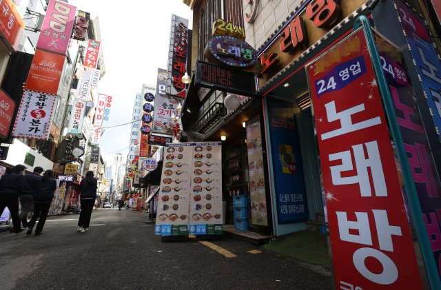 유흥시설과 실내체육시설, 노래연습장, 방문판매장, 파티룸 등에 적용돼 온 운영시간 제한(오후 10시까지)도 유지된다. /연합뉴스