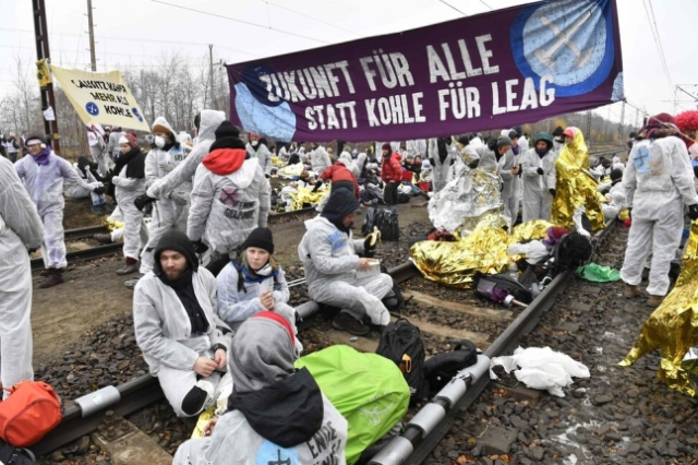 지난해 11월 30일 기후 위기 활동가들이 독일의 한 화력 발전소 앞 철로에서 탈석탄을 요구하며 시위를 하고 있다. /연합뉴스