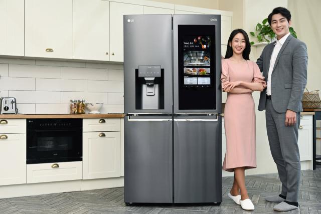 LG전자 모델들이 ‘디오스 스마트 얼음정수기 냉장고’ 신제품을 소개하고 있다. /사진 제공=LG전자
