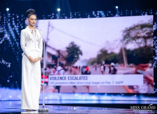 미스 미얀마 한 레이가 27일 밤 태국 방콕에서 열린 ‘미스 그랜드 인터내셔널 대회’에 참석해 미얀마 사태와 관련 국제사회에 도움을 간청하는 내용의 연설을 하고 있다./출처=한 레이 인스타그램